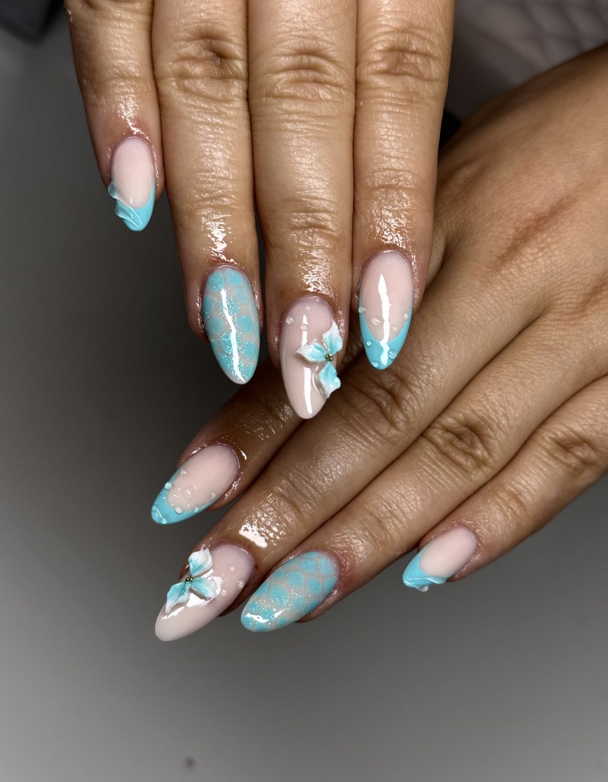 Nail art bleu marbré