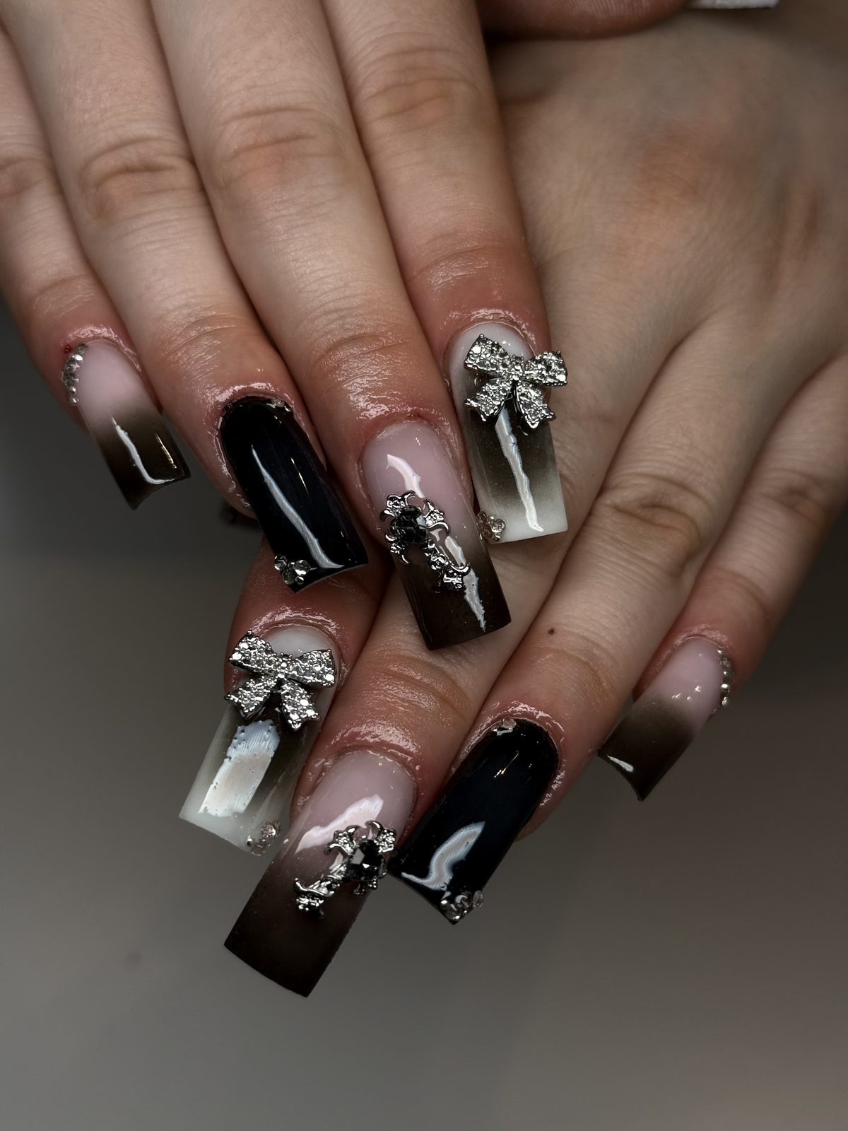 Nail art noir & bijoux